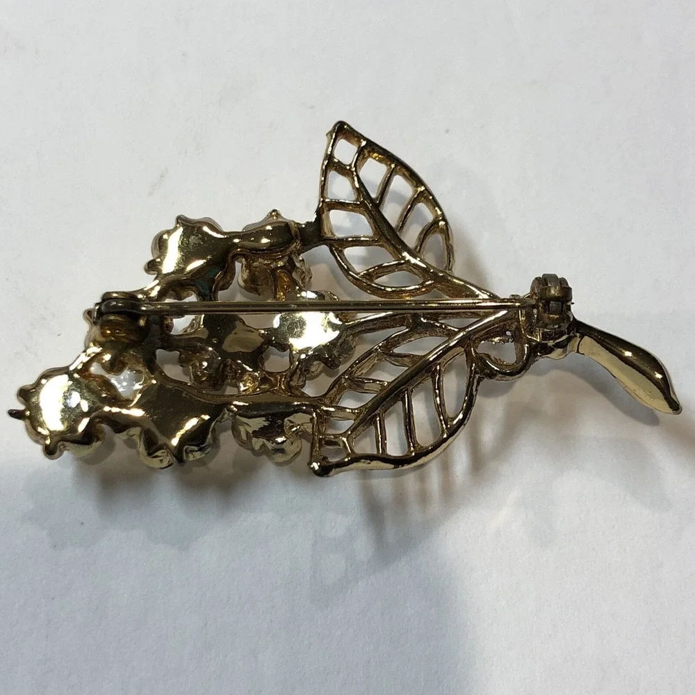 Vintage Gold‎ Tone Flower Bouquet Lapel Pin Clear Rhinestones 2x1.25